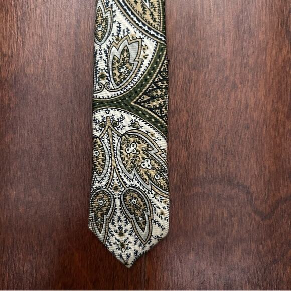 Brooks Brothers Green and Cream Paisley Tie - Picture 10 of 11